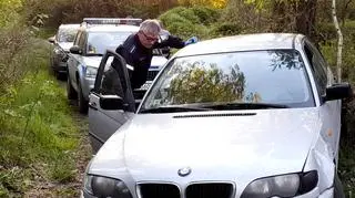 Zamknął znajomego w piwnicy, ukradł mu samochód, a przed policją ukrywał się w lesie