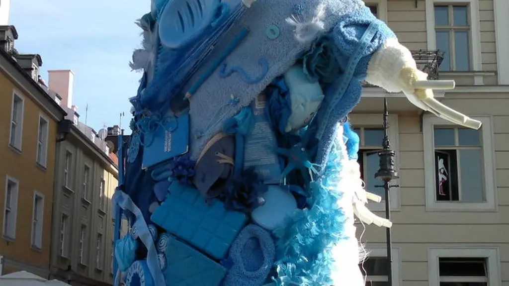 Artystka użyła przedmiotów codziennego uzytku
