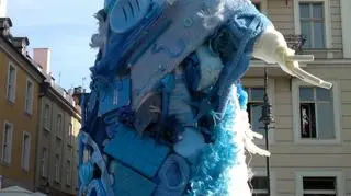 Artystka użyła przedmiotów codziennego uzytku