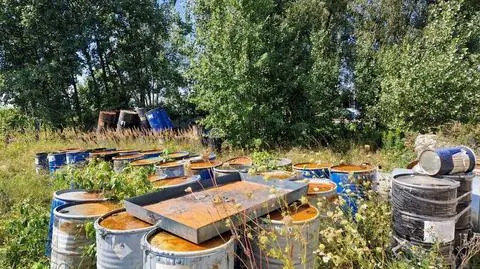 Beczki znajdują się na terenie dawnej drukarni we Wrocławiu