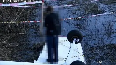 Chciał zobaczyć rozbity samolot. Utknął na mokradłach