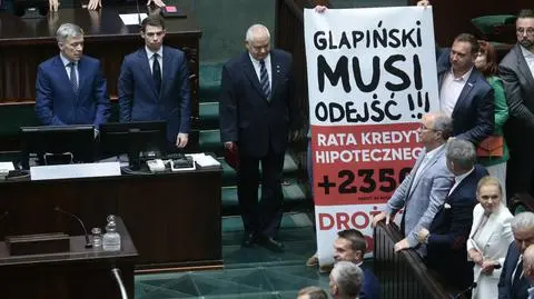 Co miesiąc o ponad 2 tysiące złotych mniej w kieszeni. A prezes NBP na to: "Będziemy drugą Francją!"