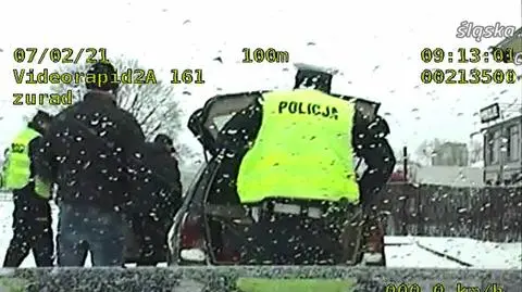 Pasażer jechał w bagażniku, kierowca stracił prawo jazdy