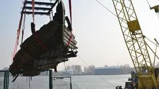 Wrak podnosił dźwig 