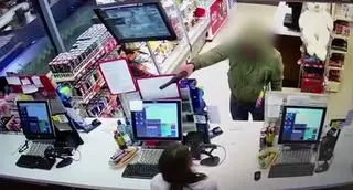 41-latek wszedł z bronią do budynku stacji paliw