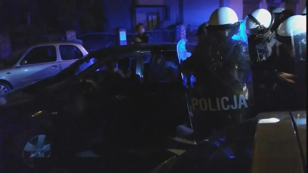 Wyprowadzenie zatrzymanego w sprawie zabójstwa 10-latki z prokuratury w Świdnicy