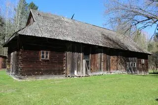 Na terenie Dziedzinki stoi też stodoła ze spichlerzem