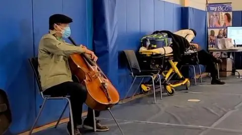 Słynny muzyk przyszedł na szczepienie i zagrał koncert wiolonczelowy