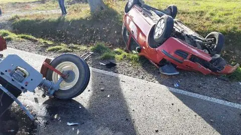 Ciągnik rozpadł się na dwie części po zderzeniu z autem osobowym