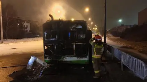 Autobus komunikacji miejskiej stanął w płomieniach. Kierowca ewakuował pasażerów