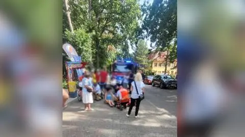 Na chodniku wjechała w osoby poruszające się na wózkach