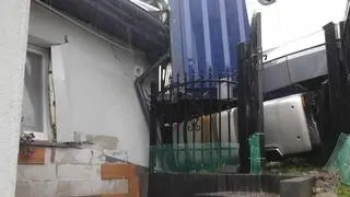 Ciężarówka wbiła się w narożnik domu 