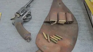 Robotnicy podczas remontu dachu znaleźli rewolwer, naboje, skórzaną kaburę 