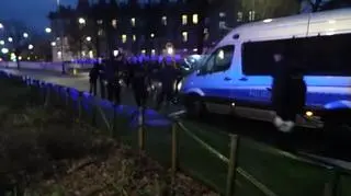 Przepychanki z policją w czasie protestu