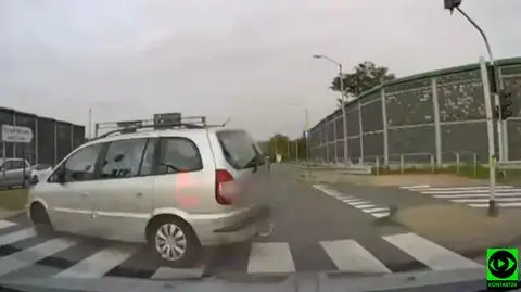 Kierująca oplem przejechała na czerwonym i dalej pod prąd