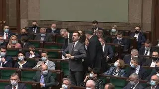 Posłowie Grzegorz Braun i Jakub Kulesza opuszczają salę plenarną