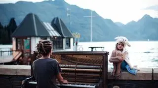 Wyróżnienie - Piano play at sunset