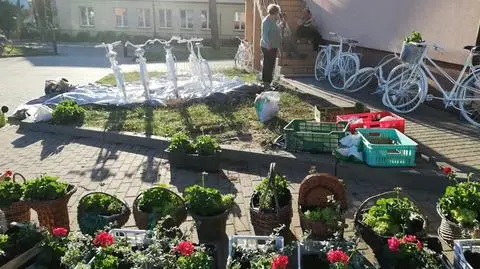 Przerobiły stare rowery na kwietniki i ustawiły w różnych punktach wsi