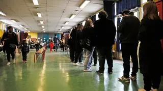 Ewakuowano cztery lokale wyborcze. Przez podejrzane samochody