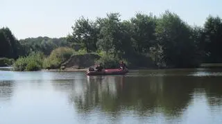 Strażacy w trakcie poszukiwania z pontonu