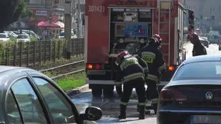 Strażacy usuwają substancję