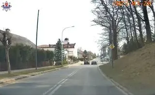 Kierowca wyprzedzał na skrzyżowaniu i przejściu dla pieszych. Został ukarany mandatem, na jego konto trafią też punkty karne