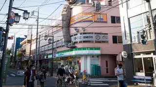 Japonia. Ulica Chazawa-dori w Tokio w dzielnicy Sangenjaya