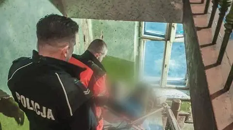 69-latek leżał na podłodze w mieszkaniu kilka dni
