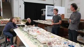 Mark Zuckerberg i autorzy projektu dyskutują nad makietą nowej siedziby Facebooka