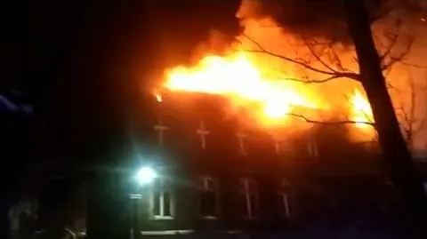 Duży pożar pustostanu. Spłonęło poddasze