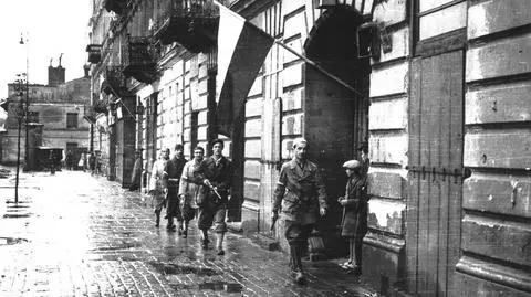 1 sierpnia 1944, godzina „W” (17.00). Patrol por. „Agatona” z batalionu „Pięść” na pl. Kazimierza Wielkiego