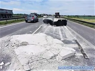 Betonowy blok spadł z tira na jezdnię