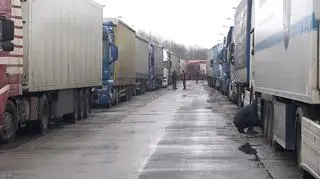 Вантажівки стоять у довжелезних чергах
