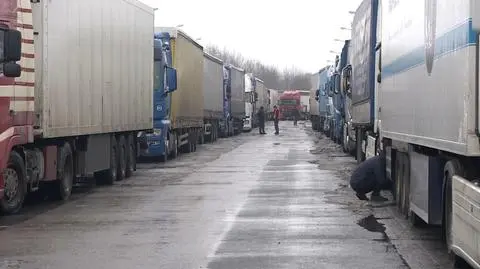 Tiry stoją w wielokilometrowych kolejkach 