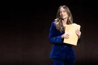 Olivia Wilde z dokumentami sądowymi