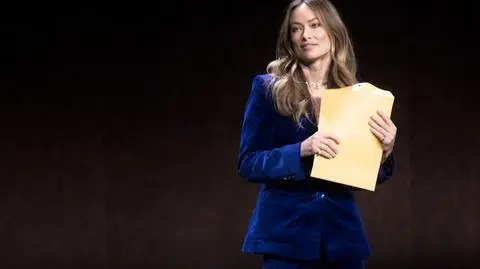 Olivia Wilde z dokumentami sądowymi