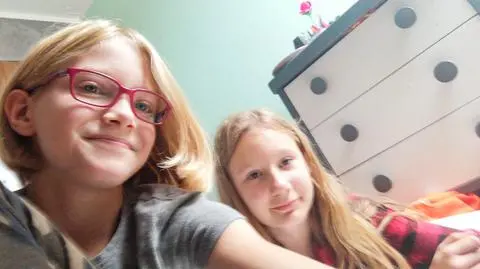 Ola (po lewej) i Wiktoria (po prawej) chodziły razem do szkoły