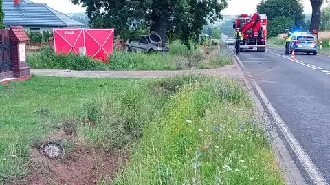 Kierowca uderzył w drzewo, rowerzysta nie ustąpił pierwszeństwa. Dwa wypadki i dwie ofiary śmiertelne