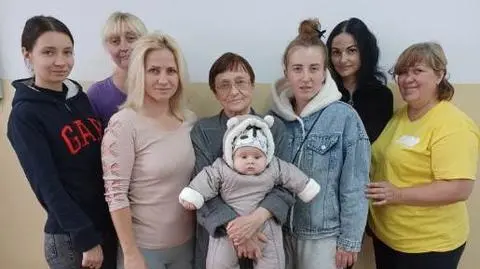 Mają oświetlać, ogrzewać i pomóc przetrwać zimę. Ukrainki robią świece dla swoich rodaków