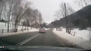 Kierująca samochodem tłumaczyła policjantom, że jechała zygzakiem z powodu dziur na drodze
