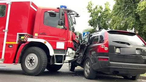 Wóz strażacki zderzył się z autem osobowym. Trzy osoby w szpitalu