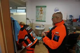 Przygotowania ratowników medycznych do wyjazdu na patrol