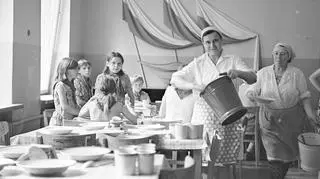 Wydawanie posiłków dla dzieci na koloniach