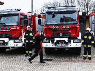 Przekazanie pojazdów i sprzętu pożarniczego dla jednostek ochrony przeciwpożarowej z terenu powiatu przysuskiego - 14.03.2023 r.