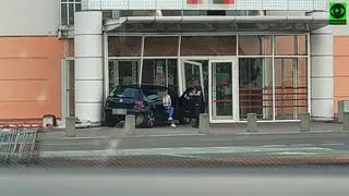 Doskonaliła swoją jazdę przed egzaminem, wjechała w drzwi centrum handlowego