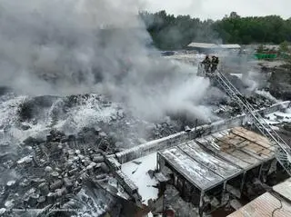 Dogaszanie pożaru wysypiska w Siemianowicach Śląskich