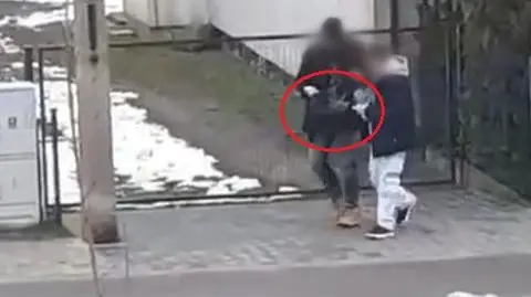 Chłopcy przenieśli ranne zwierzę