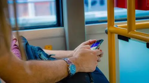 smartfon telefon autobus shutterstock_1180119157