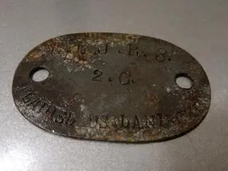 Nieśmiertelnik to metalowa blaszka, owalna, 2 na 3 cm. Taki identyfikator wydawany jest każdemu żołnierzowi. Bywa niekiedy ostatnią namacalną pamiątką po nim 