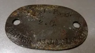 Nieśmiertelnik to metalowa blaszka, owalna, 2 na 3 cm. Taki identyfikator wydawany jest każdemu żołnierzowi. Bywa niekiedy ostatnią namacalną pamiątką po nim 